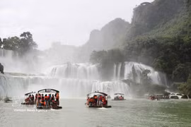 The cross-border tourism area Ban Gioc (Vietnam) – Detian (China) Waterfalls attracts thousands of visitors each day. (Photo: VNA)