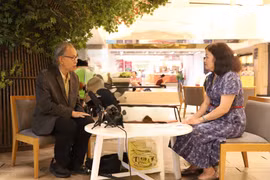 Thai scholar Kavi Chongkittavorn (left) in an interview granted to the Vietnam News Agency ahead of Thai Prime Minister Paetongtarn Shinawatra’s official visit to Vietnam. (Photo: VNA)