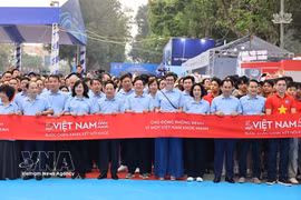 Politburo member, Secretary of the Party Central Committee and Chairman of the Commission for Information, Education and Mass Mobilisation Trinh Van Quyet (front row, fifth from left), together with delegates, participate in a walk after the launch of All People’s Health Day in Hanoi on April 5. (Photo: VNA)