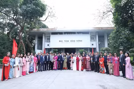 A delegation of 60 exemplary overseas Vietnamese from 20 countries and territories offers incense to commemorate the Hung Kings. (Photo: VNA)