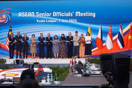 Delegate pose for a photo before the opening of the ASEAN Senior Officials' Meeting in Kuala Lumpur, Malaysia, on July 7. (Photo: VNA)