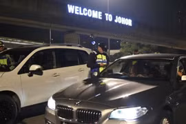 Singapore-registered vehicles without valid Vehicle Entry Permit tags or unactivated ones are stopped by Malaysia Road Transport Department officers just past midnight on July 1, 2025. (Photo: CNA/ Zamzahuri Abas)