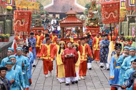 Offering of cylindrical glutinous rice cakes to Hung Kings at Thuong Temple in Ho Chi Minh City (Photo: VNA)