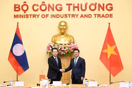 Minister of Industry and Trade Nguyen Hong Dien (right) and his Lao counterpart Malaithong Kommasith in Hanoi on August 4. (Photo: moit.gov.vn)