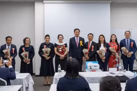 Vietnamese Ambassador to Japan Pham Quang Hieu (centre) presents flowers to congratulate the new Executive Board of the Vietnam Business Association in Japan. (Photo: VNA)