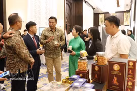 Representatives of Indonesian tourism businesses learn about the distinctive agricultural products of Lam Dong province. (Photo: VNA)