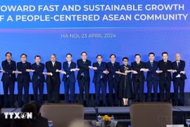Prime Minister Pham Minh Chinh (eighth from left) and other leaders at the ASEAN Future Forum held in Hanoi on April 23, 2024. (Photo: VNA)