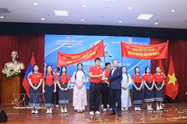 Ambassador Nguyen Minh Tam presents the first prize to the team from the National University of Laos' School of Gifted and Ethnic Students at the contest. (Photo: VNA)