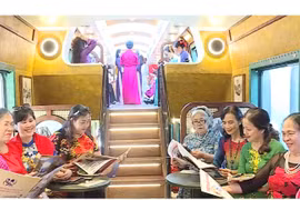 For many travellers, the train is not only a new journey of discovery but also a “train of information,” where pressing socio-economic issues are vividly reflected through each article. (Photo: VNA)