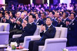 Prime Minister Le Minh Hung (right) and President of the Republic of Korea (RoK) Lee Jae Myung attend the Vietnam – RoK Economic Forum in Hanoi on April 23 (Photo: VNA)
