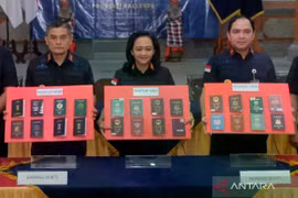 Indonesian Immigration officers show foreign passports as evidence of immigration patrol at Denpasar, Bali, on May 5. (Photo: ANTARA) 