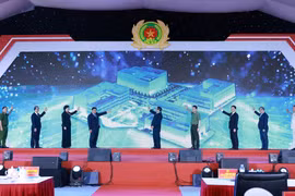 Prime Minister Pham Minh Chinh (fifth from right) and officials launch National Data Centre No. 1 and the national database system based at this centre on August 18. (Photo: VNA)