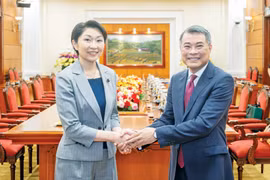 Politburo member, Secretary of the Party Central Committee, and head of the committee’s Organisation Commission Le Minh Hung (R) and Chairwoman of the Japan-Vietnam Parliamentary Friendship Alliance Obuchi Yuko (Photo: daibieunhandan.vn)