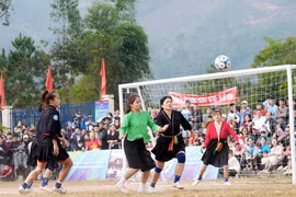 An action during the final between Lam Thuong (Lao Cai province) and Mong Duong (Quang Ninh) on December 7, 2025, as part of the 2025 Quang Ninh Open Ethnic Minority Women’s Football Tournament – VTV5 Cup. (Photo published by VNA)