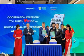 Central Retail Vietnam and the National Payment Corporation of Vietnam ink a cooperation agreement to launch Viet QR Pay at the GO! supermarket system, at a ceremony on October 24, 2025. (Photo: VNA)