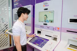 A customer uses the LiveBank 24/7 service of Tien Phong Commercial Joint Stock Bank (TPBank). (Photo: TPBank)