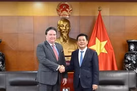 Minister of Industry and Trade Nguyen Hong Dien (R) and US Ambassador Marc E. Knapper in Hanoi on May 7 (Photo: VNA)