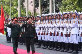General Trinh Van Quyet (L), Chairman of the General Department of Politics of the Vietnam People’s Army, and Lieut. Gen. Vongsone Inpanphim, Deputy Minister of Defence and Chairman of the General Department of Politics of the Lao People’s Army, review the guard of honour in Hanoi on August 11, 2025. (Photo: VNA)