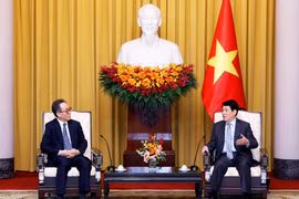 State President Luong Cuong (R) receives Korean Minister of Foreign Affairs Cho Tae-yul in Hanoi on April 16. (Photo: VNA)