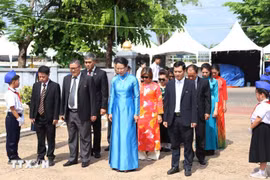 A Vietnamese delegation visits the historical relic site commemorating late President Ho Chi Minh in the Lao province of Savannakhet. (Photo: VNA)