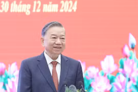 Party General Secretary To Lam addresses a meeting with 200 prominent intellectuals and scientists in Hanoi on December 30 (Photo: VNA)