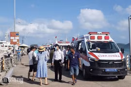 The rescue force deploys maximum personnel and equipment for search and rescue operations after a tourist canoe capsizes off Phu Quoc Island in An Giang province on July 11 afternoon. (Photo: baoangiang.com.vn)