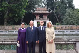 Party General Secretary To Lam (second from left) and his spouse Ngo Phuong Ly (far left), and French President Emmanuel Macron and his spouse Brigitte Macron pose for a photo at the Temple of Literature – Quoc Tu Giam (Photo: VNA)