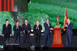 General Secretary of the Communist Party of Vietnam Central Committee and President To Lam (first, right) presents a statue of President Ho Chi Minh to the Party organisation, authorities and people of Thai Nguyen province. (Photo: VNA) 