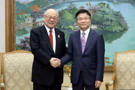 Deputy Prime Minister Le Thanh Long (R) receives Takebe Tsutomu, Special Advisor of the Japan-Vietnam Parliamentary Friendship Alliance (Photo: VNA)