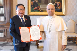 National Assembly Chairman Tran Thanh Man (left) hands over a letter from Party General Secretary and State President To Lam to Pope Leo XIV at the Vatican (Photo: VNA)
