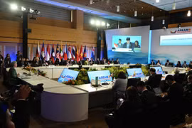 At a meeting on the sidelines of the 59th ASEAN Foreign Ministers’ Meeting (AMM-59) and Related Meetings in Manila, the Philippines. (Photo: Courtesy of Vietnamese Ministry of Foreign Affairs)