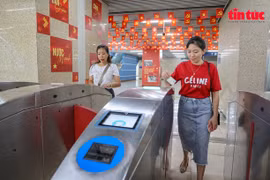 Passengers use QR code to access metro train in Hanoi (Photo: VNA) 