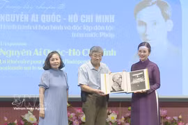 Representatives of overseas Vietnamese families in France present the Ho Chi Minh Relic Site at the Presidential Palace with valuable archival documents and photographs of President Ho Chi Minh preserved in France. (Photo: VNA)