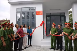 Khanh Hoa police hand over a new house to a local family. (Photo: VNA)