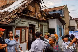 Residents walk in front of uninhabitable houses in Pagarsih, Bandung, West Java, Indonesia, on May 3. (Photo: ANTARA)