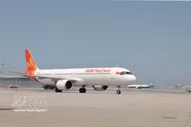 Sun PhuQuoc Airways' inaugural flight from Hanoi to Hong Kong lands at Hong Kong Airport. (Photo: VNA)