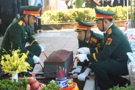 Soldiers prepare to conduct the burial ceremony for the remains of a martyr at the Quang Tri Martyrs' Cemetery. (Photo: VNA)
