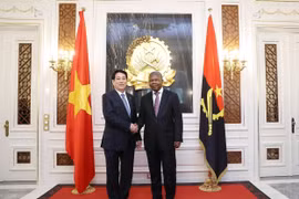 Vietnamese State President Luong Cuong (L) and Angolan President João Manuel Gonçalves Lourenço (Photo: VNA)