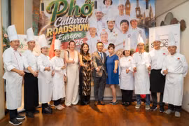 Vietnamese Ambassador to Austria Vu Le Thai Hoang (sixth, right) and Gertrud Tauchhammer, Editor-in-Chief of Society magazine, together with Vietnamese culinary artisans at the Pho Cultural Road Show Europe 2026 event (Photo courtesy of Vietnamese Embassy in Austria)
