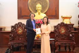 German Consul General Andrea Maria Suhl and Nguyen Thi Ngoc Diep, Vice Chairwoman of the Can Tho People’s Committee (R). (Photo: VNA)