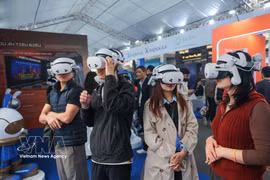 People try out virtual reality glasses at Techfest Vietnam 2025 in Hanoi. (Photo: VNA)