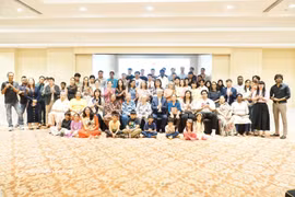 Vietnamese Ambassador to India Trinh Minh Manh and Vietnamese expats pose for a group photo at the meeting in Tamil Nadu state on September 20 (Photo: VNA)