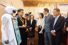 Delegates visit a booth at the Mega Us Expo 2025 (Photo: VNA)