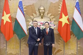 National Assembly Chairman Tran Thanh Man (R) and Speaker of the Legislative Chamber (lower house) of the Oliy Majlis of Uzbekistan Nuriddin Ismoilov in Hanoi on October 27. (Photo: VNA)