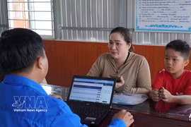 A resident of Tran Phan commune, Ca Mau province, is guided in carrying out administrative procedures. (Photo: VNA)