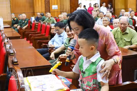 NA Vice Chairwoman Nguyen Thi Thanh guides a student on how to use an English reading pen at the gift presentation event in Dien Bien province on June 12. (Photo: VNA)