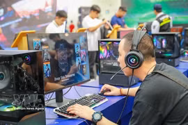 Visitors try out games developed by Vietnamese companies at the Autumn Fair 2025 in Hanoi. (Photo: VNA)