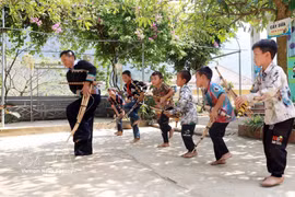 Students are taught how to perform "khen". (Illustrative photo: VNA)