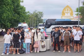 A total of 109 Vietnamese citizens working in Cambodia are deported by the General Department of Immigration under Cambodia’s Ministry of Interior for violating the country’s regulations on immigration, labour and residency. (Photo: VNA) 