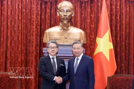 General Secretary of the Communist Party of Vietnam Central Committee and President To Lam (R) welcomes Maeda Tadashi, Managing Director, Chairman of the Board of Directors of JBIC in Hanoi on October 1. (Photo: VNA)